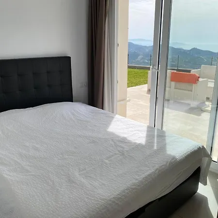 Half Of The Luxury With Sea View And Pool In Natural Park Ла-Эррадура
